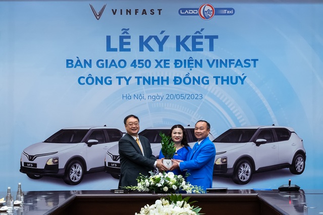 Một doanh nghiệp taxi "chơi chất": Dừng mua xe xăng, chỉ bổ sung xe điện, đến cuối năm sẽ có gần 1.000 xe điện VinFast - Ảnh 1.