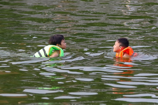 Hà Nội: Ao làng trở thành bể bơi, người dân thích thú ngâm mình “giải nhiệt” - Ảnh 10.