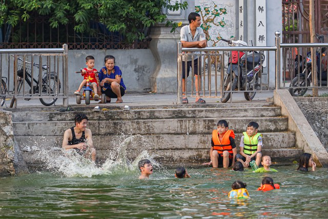 Hà Nội: Ao làng trở thành bể bơi, người dân thích thú ngâm mình “giải nhiệt” - Ảnh 2.