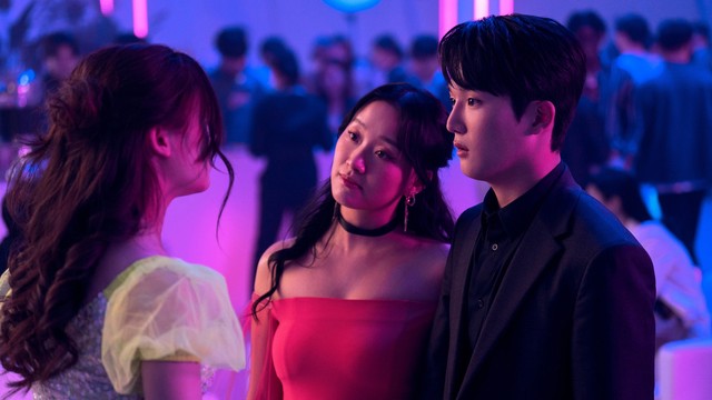 Khán giả hoang mang với phim đang đứng hạng 1 toàn cầu, may có dàn diễn viên gốc Hàn trẻ đẹp bù đắp - Ảnh 7.