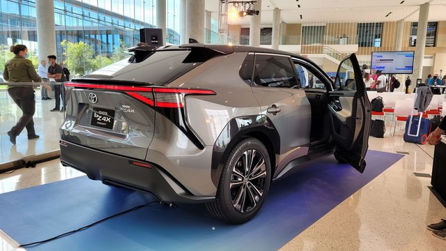 Giám đốc khoa học Toyota khẳng định việc ép người dùng mua xe điện sẽ có tác dụng ngược - Ảnh 1.