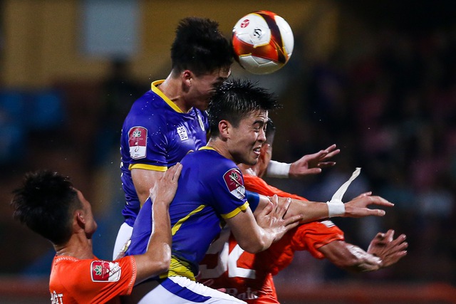 Bầu Hiển cùng cháu nội đá bóng trên sân Hàng Đẫy sau trận đấu của Hà Nội FC - Ảnh 7. Bầu Hiển cùng cháu nội đá bóng trên sân Hàng Đẫy sau trận đấu của Hà Nội FC - Ảnh 7.