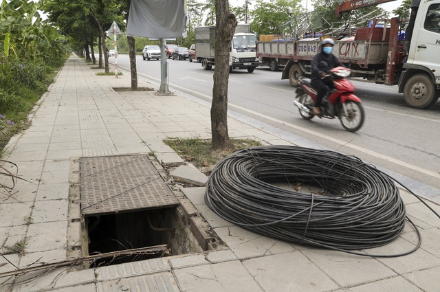 Hà Nội: Hàng loạt hố ga mất nắp 'giăng bẫy' người đi đường - Ảnh 10.