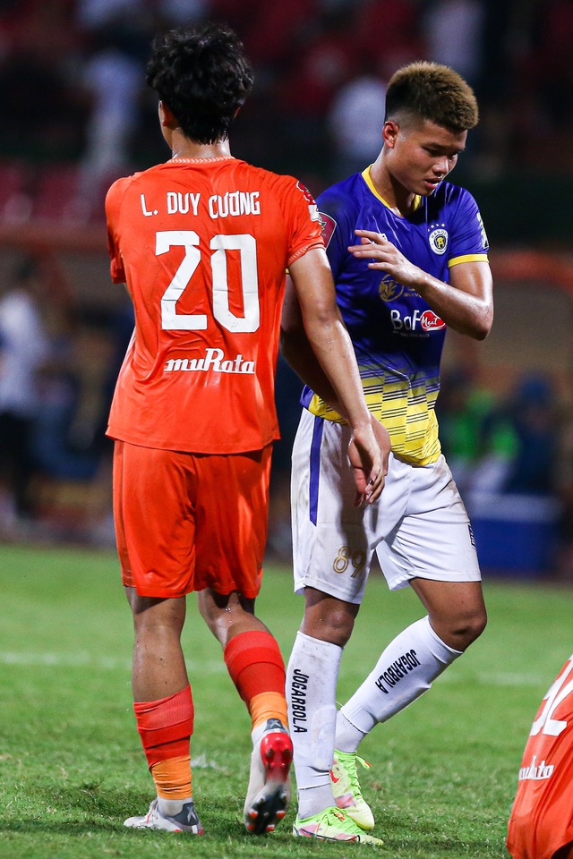 Bầu Hiển cùng cháu nội đá bóng trên sân Hàng Đẫy sau trận đấu của Hà Nội FC - Ảnh 8. Bầu Hiển cùng cháu nội đá bóng trên sân Hàng Đẫy sau trận đấu của Hà Nội FC - Ảnh 8.