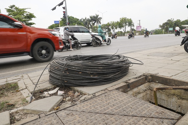 Hà Nội: Hàng loạt hố ga mất nắp 'giăng bẫy' người đi đường - Ảnh 5.