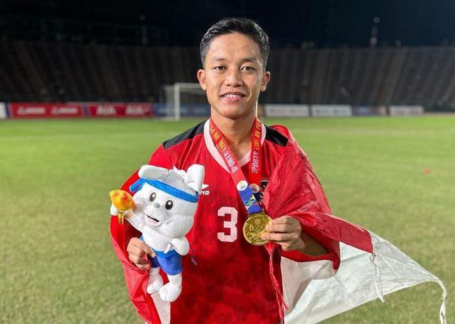 Giành HCV SEA Games, cầu thủ U22 Indonesia lấy tiền thưởng để xây nhà cho cha - Ảnh 1.