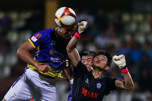 Bầu Hiển cùng cháu nội đá bóng trên sân Hàng Đẫy sau trận đấu của Hà Nội FC - Ảnh 9. Bầu Hiển cùng cháu nội đá bóng trên sân Hàng Đẫy sau trận đấu của Hà Nội FC - Ảnh 9.