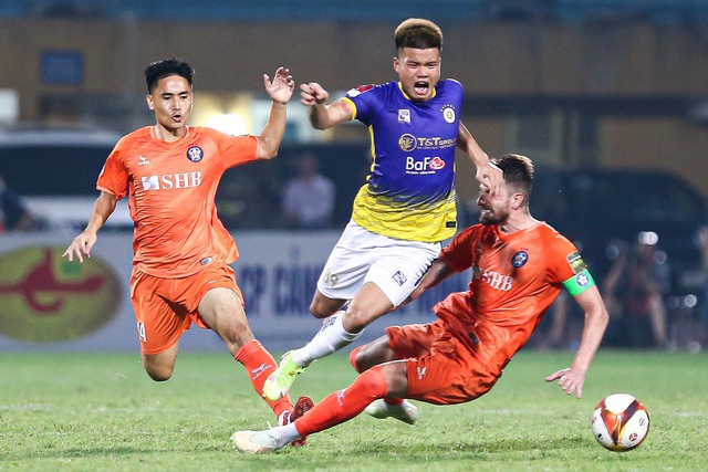Bầu Hiển cùng cháu nội đá bóng trên sân Hàng Đẫy sau trận đấu của Hà Nội FC - Ảnh 10. Bầu Hiển cùng cháu nội đá bóng trên sân Hàng Đẫy sau trận đấu của Hà Nội FC - Ảnh 10.