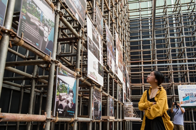 Hà Nội: Du khách hào hứng check in trước khối gương kính 3D khổng lồ ở vườn hoa con Cóc - Ảnh 7.
