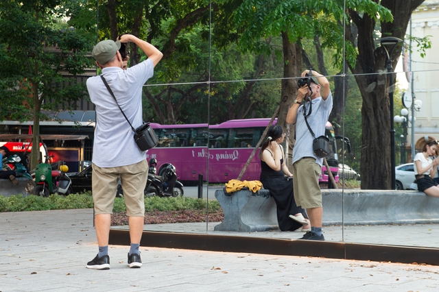 Hà Nội: Du khách hào hứng check in trước khối gương kính 3D khổng lồ ở vườn hoa con Cóc - Ảnh 10.