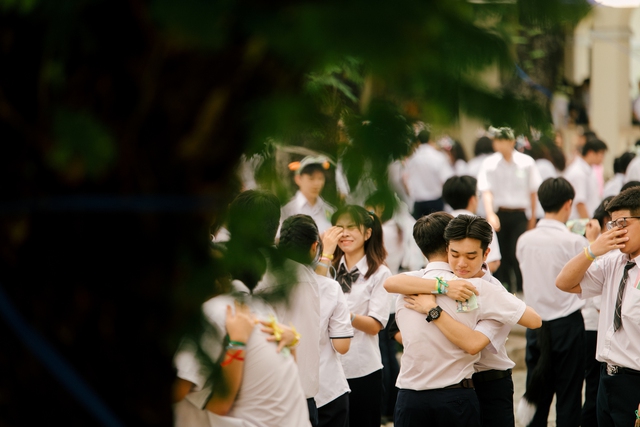 Ngày ra trường của học sinh chuyên Lê Hồng Phong &quot;luôn hạnh phúc&quot;: Quậy hết mình nhưng khóc cũng hết nước mắt! - Ảnh 17.