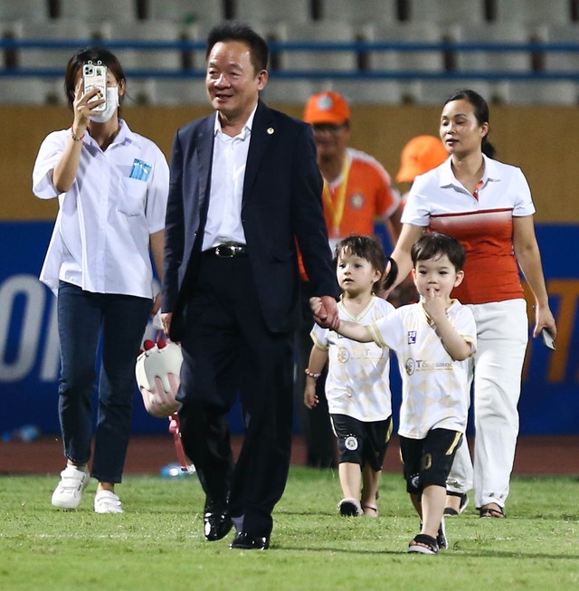 Bầu Hiển cùng cháu nội đá bóng trên sân Hàng Đẫy sau trận đấu của Hà Nội FC - Ảnh 6. Bầu Hiển cùng cháu nội đá bóng trên sân Hàng Đẫy sau trận đấu của Hà Nội FC - Ảnh 6.