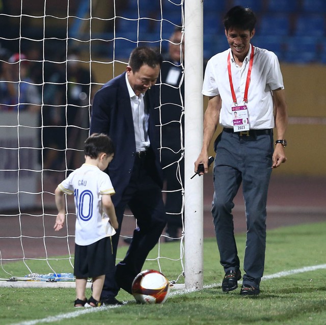 Bầu Hiển cùng cháu nội đá bóng trên sân Hàng Đẫy sau trận đấu của Hà Nội FC - Ảnh 4. Bầu Hiển cùng cháu nội đá bóng trên sân Hàng Đẫy sau trận đấu của Hà Nội FC - Ảnh 4.