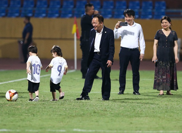 Bầu Hiển cùng cháu nội đá bóng trên sân Hàng Đẫy sau trận đấu của Hà Nội FC - Ảnh 2. Bầu Hiển cùng cháu nội đá bóng trên sân Hàng Đẫy sau trận đấu của Hà Nội FC - Ảnh 2.