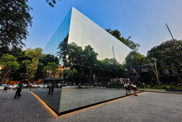 Hà Nội: Du khách hào hứng check in trước khối gương kính 3D khổng lồ ở vườn hoa con Cóc - Ảnh 3.