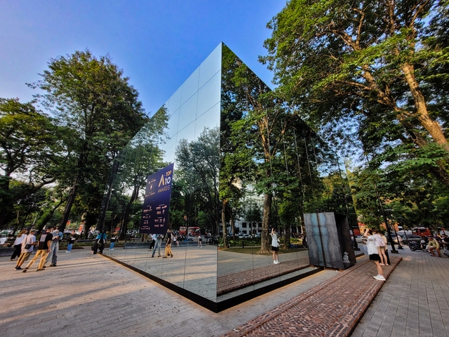 Hà Nội: Du khách hào hứng check in trước khối gương kính 3D khổng lồ ở vườn hoa con Cóc - Ảnh 1.