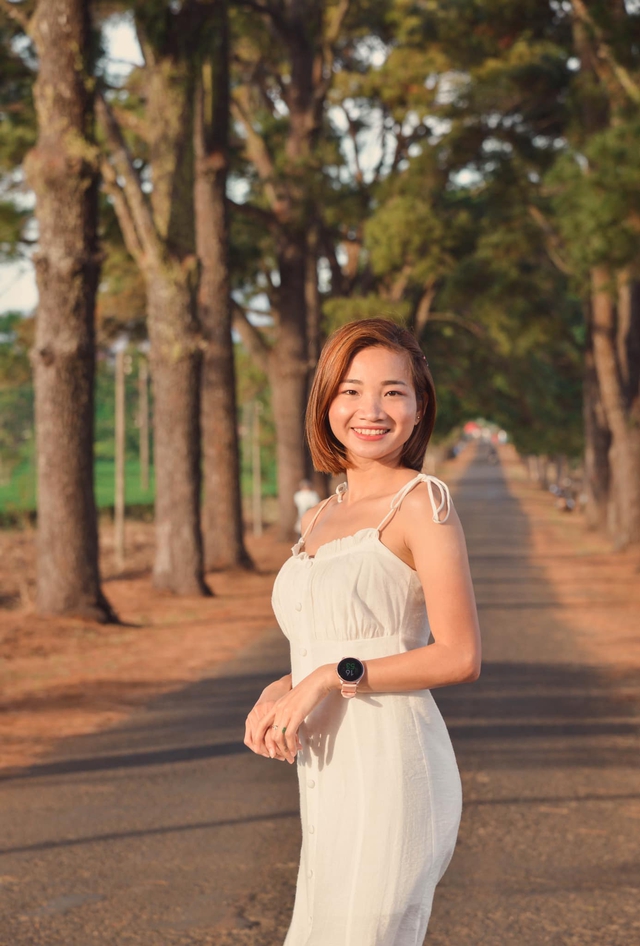 Bên ngoài đường chạy, Nguyễn Thị Oanh diện váy thướt tha, nhan sắc cực ngọt ngào - Ảnh 2.