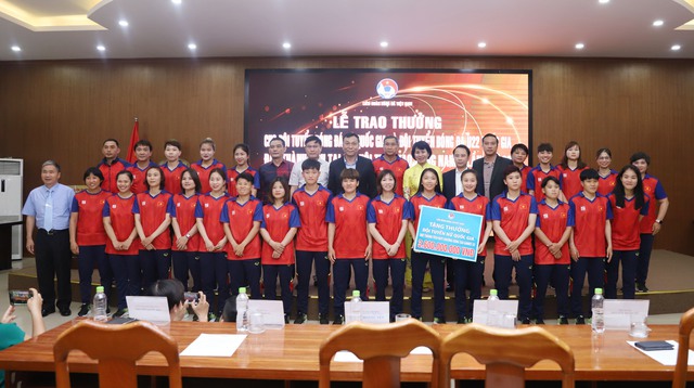 Đội tuyển nữ Việt Nam nhận 5,8 tỷ đồng tiền thưởng sau SEA Games 32 - Ảnh 1.