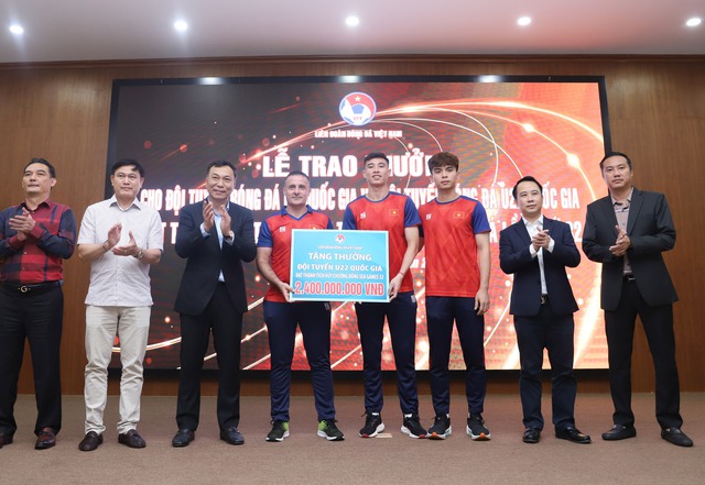 Đội tuyển nữ Việt Nam nhận 5,8 tỷ đồng tiền thưởng sau SEA Games 32 - Ảnh 2.