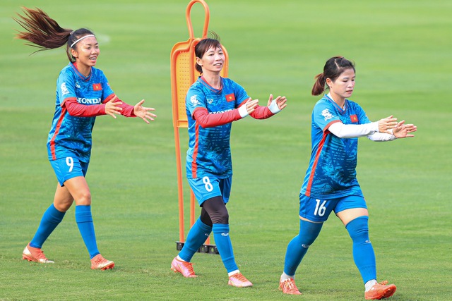 Huỳnh Như cùng đồng đội thích thú với bài tập vỗ tay theo nhịp, tạo hứng khởi trước thềm World Cup 2023 - Ảnh 2.