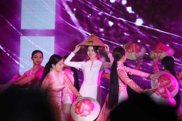 Phương Nhi chính thức trở thành Miss International 2023: Dàn mỹ nhân đổ bộ ủng hộ, Thảo Nhi Lê lộ diện gây sốt - Ảnh 15.