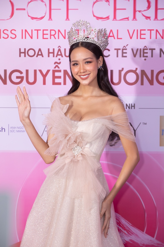 Phương Nhi chính thức trở thành Miss International 2023: Dàn mỹ nhân đổ bộ ủng hộ, Thảo Nhi Lê lộ diện gây sốt - Ảnh 10.