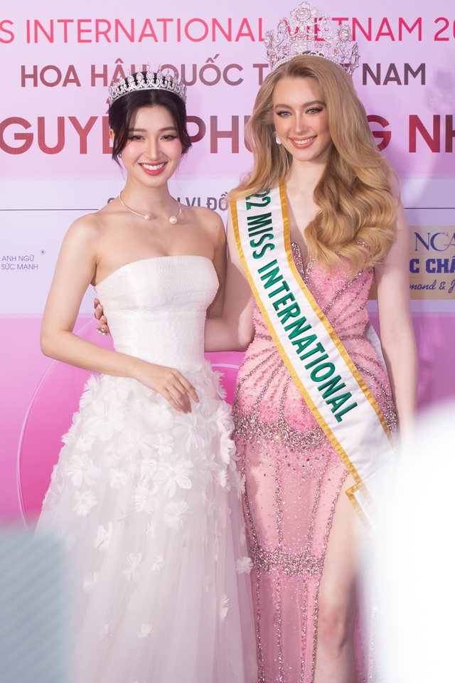 Phương Nhi chính thức trở thành Miss International 2023: Dàn mỹ nhân đổ bộ ủng hộ, Thảo Nhi Lê lộ diện gây sốt - Ảnh 3.