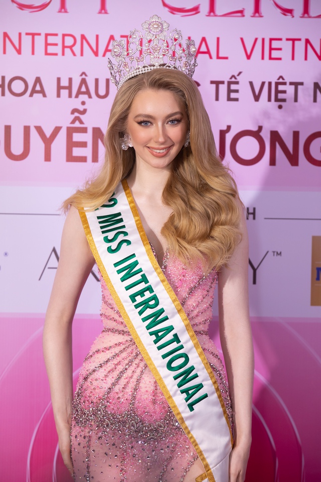 Phương Nhi chính thức trở thành Miss International 2023: Dàn mỹ nhân đổ bộ ủng hộ, Thảo Nhi Lê lộ diện gây sốt - Ảnh 2.