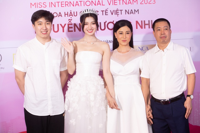 Phương Nhi chính thức trở thành Miss International 2023: Dàn mỹ nhân đổ bộ ủng hộ, Thảo Nhi Lê lộ diện gây sốt - Ảnh 12.