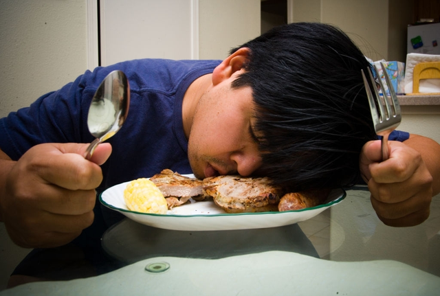 Cứ ăn cơm no lại buồn ngủ không chỉ là liên quan đến thiếu máu não mà còn là dấu hiệu cảnh báo 3 loại bệnh nghiêm trọng - Ảnh 1.