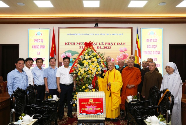 Công an tỉnh Thừa Thiên Huế thăm, chúc mừng Đại lễ Phật Đản năm 2023 - Ảnh 1.