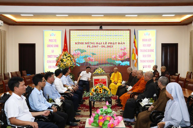 Công an tỉnh Thừa Thiên Huế thăm, chúc mừng Đại lễ Phật Đản năm 2023 - Ảnh 2.
