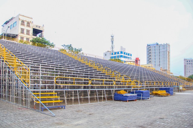 Sân khấu Lễ hội pháo hoa quốc tế Đà Nẵng 2023 đã bắt đầu “lộ diện” - Ảnh 4.