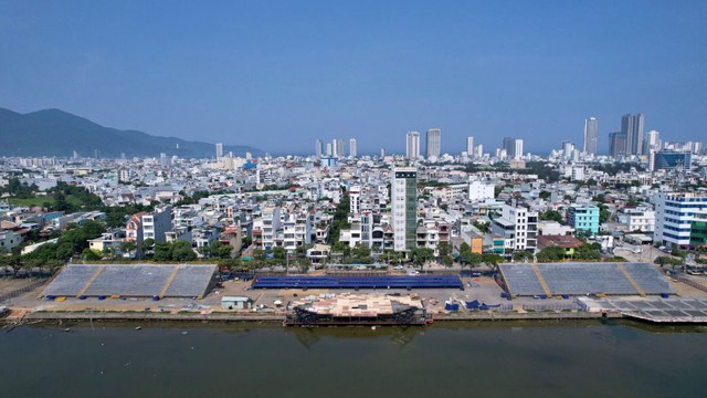 Sân khấu Lễ hội pháo hoa quốc tế Đà Nẵng 2023 đã bắt đầu “lộ diện” - Ảnh 1.