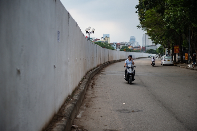 Hà Nội: Tường rào bê tông bất thường cản trở giao thông tại khu vực đường vành đai 2,5. - Ảnh 8.