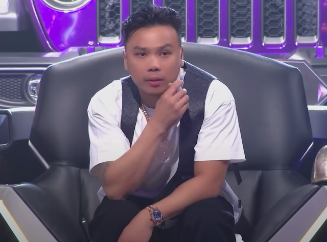 "Huyền thoại sống" lộ rõ vẻ lúng túng vì chưa sõi tiếng Việt khi ngồi ghế huấn luyện viên Rap Việt mùa 3 - Ảnh 2.