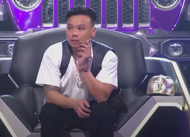 "Huyền thoại sống" lộ rõ vẻ lúng túng vì chưa sõi tiếng Việt khi ngồi ghế huấn luyện viên Rap Việt mùa 3 - Ảnh 1.