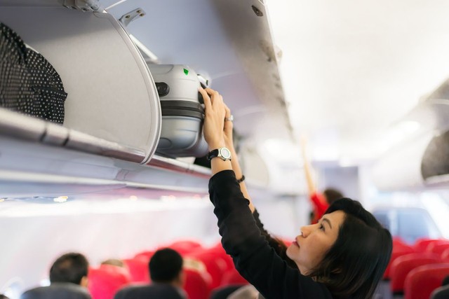 Tiếp viên hàng không chia sẻ các quy tắc lịch sự mọi hành khách cần nhớ trước khi bước chân lên máy bay - Ảnh 1.