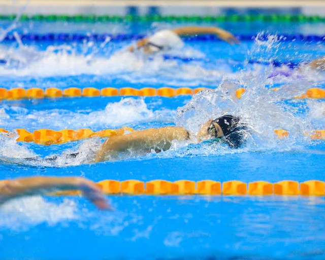 Thần đồng bơi lội 14 tuổi Nguyễn Thúy Hiền “hái vàng” sau SEA Games 32 - Ảnh 2.