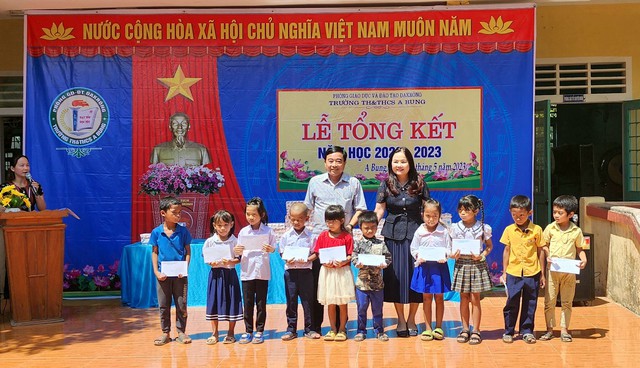 Nhiều phần quà động viên học sinh khó khăn vùng biên giới Quảng Trị - Ảnh 1.