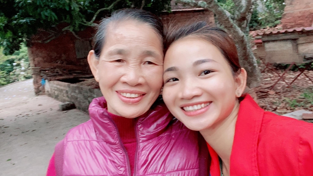 &quot;Siêu nhân&quot; Nguyễn Thị Oanh nỗ lực kiếm tiền để bố mẹ được an hưởng tuổi già sau những năm vất vả - Ảnh 1.