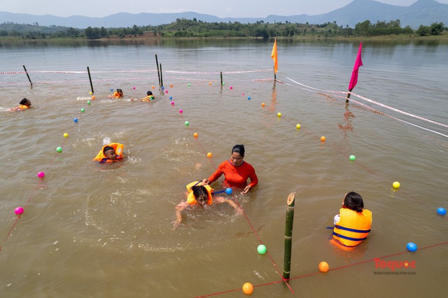 Hồ bơi &quot;dã chiến&quot; mang niềm vui đến cùng trẻ em đồng bào dân tộc - Ảnh 3.
