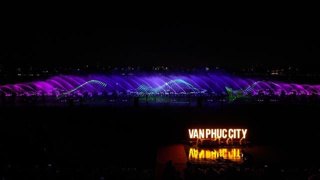 Khánh thành Van Phuc Water Show, TP.HCM có thêm điểm vui chơi đầy thú vị về đêm - Ảnh 1.