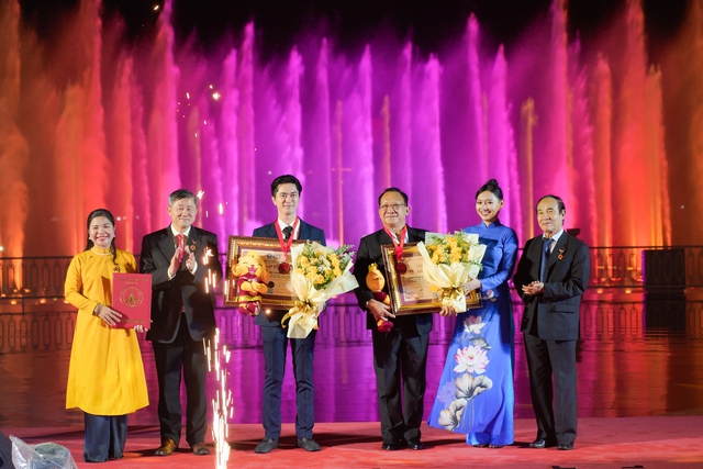 Khánh thành Van Phuc Water Show, TP.HCM có thêm điểm vui chơi đầy thú vị về đêm - Ảnh 4.