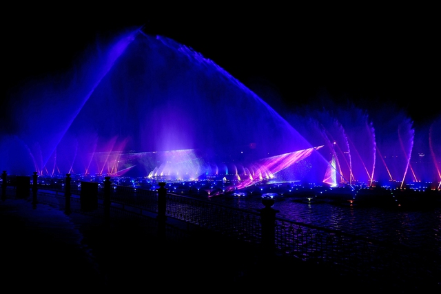 Khánh thành Van Phuc Water Show, TP.HCM có thêm điểm vui chơi đầy thú vị về đêm - Ảnh 2.