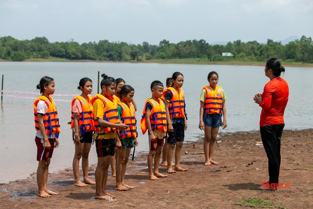 Hồ bơi &quot;dã chiến&quot; mang niềm vui đến cùng trẻ em đồng bào dân tộc - Ảnh 9.