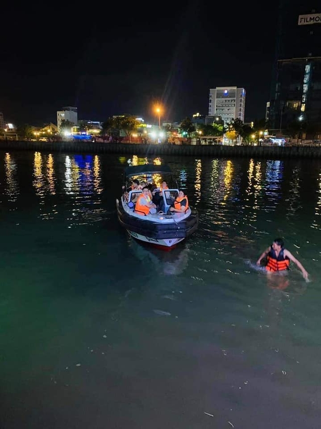 Cứu tàu du lịch chở 70 khách bị mắc cạn trên sông Hàn tại Đà Nẵng - Ảnh 2.