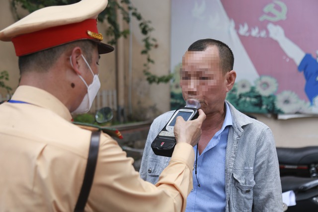 Hà Nội: Nhiều người vi phạm nồng độ cồn kịch khung, nam tài xế sử dụng nước xúc miệng cũng dính nồng độ cồn - Ảnh 7.