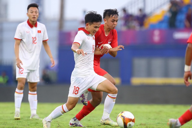 Thắng cách biệt 3-1 trước Singapore, U22 Việt Nam tạm vươn lên vị trí dẫn đầu - Ảnh 1. Thắng cách biệt 3-1 trước Singapore, U22 Việt Nam tạm vươn lên vị trí dẫn đầu - Ảnh 1.