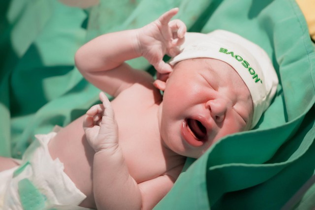 Đang khóc to, con trai ca sĩ Duy Khoa bỗng im bặt khi nghe bố hát ru - Ảnh 2. Đang khóc to, con trai ca sĩ Duy Khoa bỗng im bặt khi nghe bố hát ru - Ảnh 2.